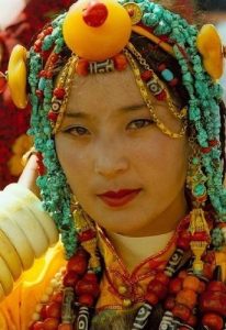 Тибетская девушка в ожерелье с бусинами дзи
