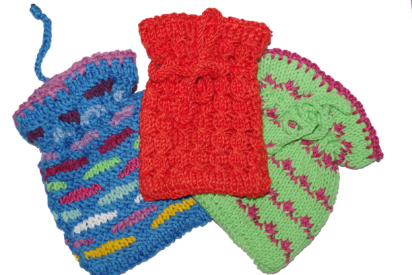 цветные ажурные мешочки ручной вязки для комплекта-амулета