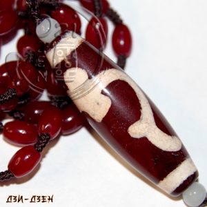 Бусина дзи Жезл Руйи в бисерном ожерелье