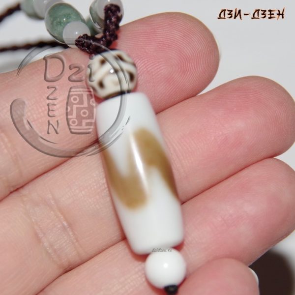 Белый Конь Удачи Лунгта (Зубы тигра) в бисерном ожерелье