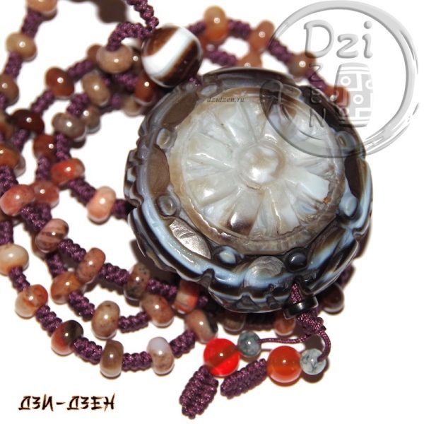Колесо Дхармы и Глаз неба в бисерном ожерелье